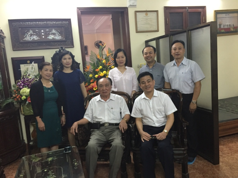 Bác sĩ Trần Văn Trường cùng cán bộ bệnh viện Răng Hàm Mặt Trung Ương