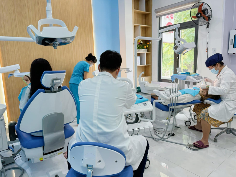 Nha khoa Dana Dental đầu tư nhiều máy móc thiết bị hiện đại để hỗ trợ bác sĩ