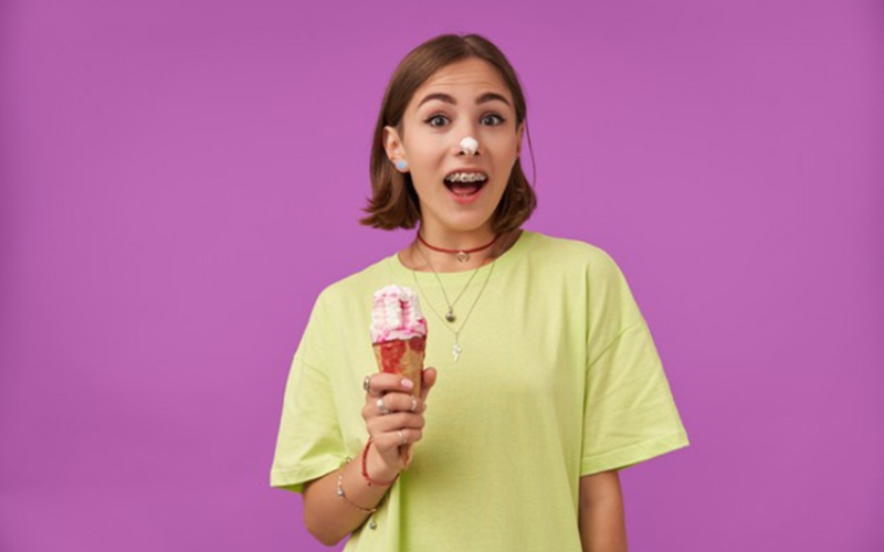 Trong giai đoạn niềng răng, bạn chỉ nên ăn lượng kem vừa đủ 