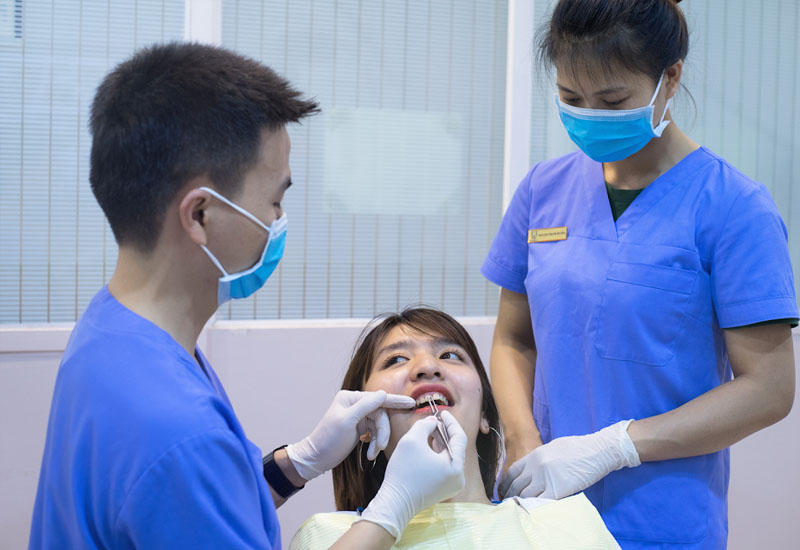Nên thường xuyên thăm khám để bác sĩ kiểm tra quá trình dịch chuyển của răng