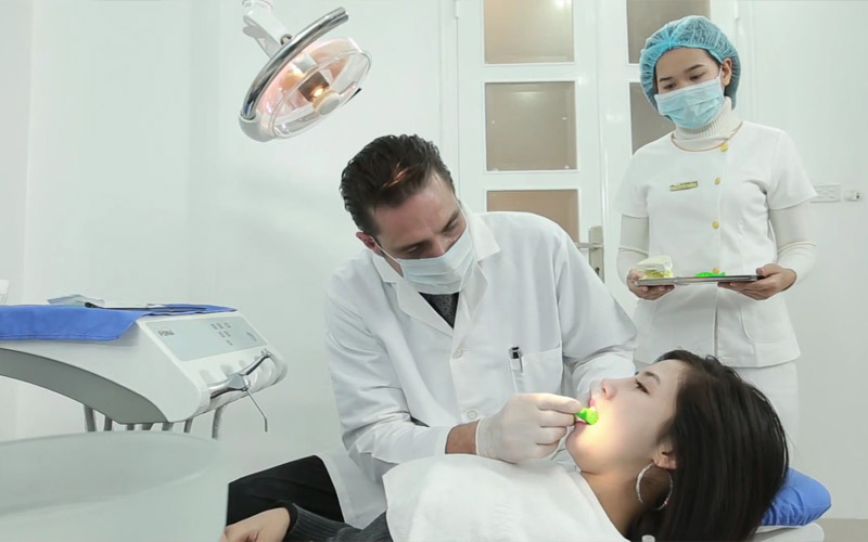 Bác sĩ thực hiện niềng răng theo đầy đủ các bước chuẩn Y khoa