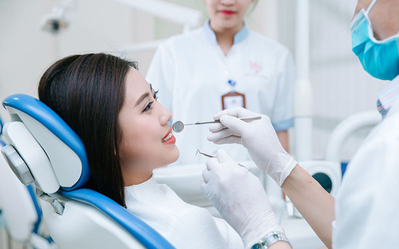 Tái khám định kỳ để bác sĩ kiểm tra độ dịch chuyển của răng