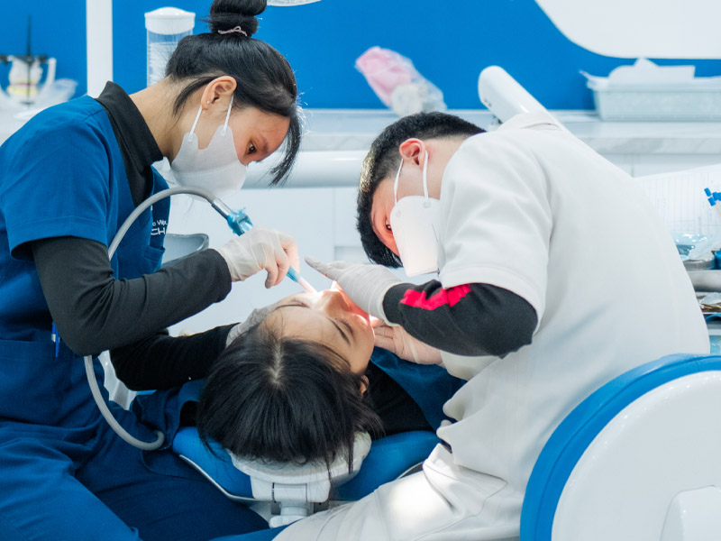 Nha khoa Lạc Việt Intech quy tụ các bác sĩ được đào tạo chuyên sâu về phục hình răng giả