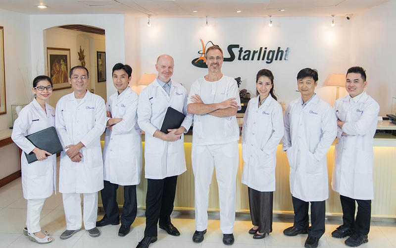 Các bác sĩ đang làm việc tại Starlight Dental Clinic đều có bằng cấp Quốc tế
