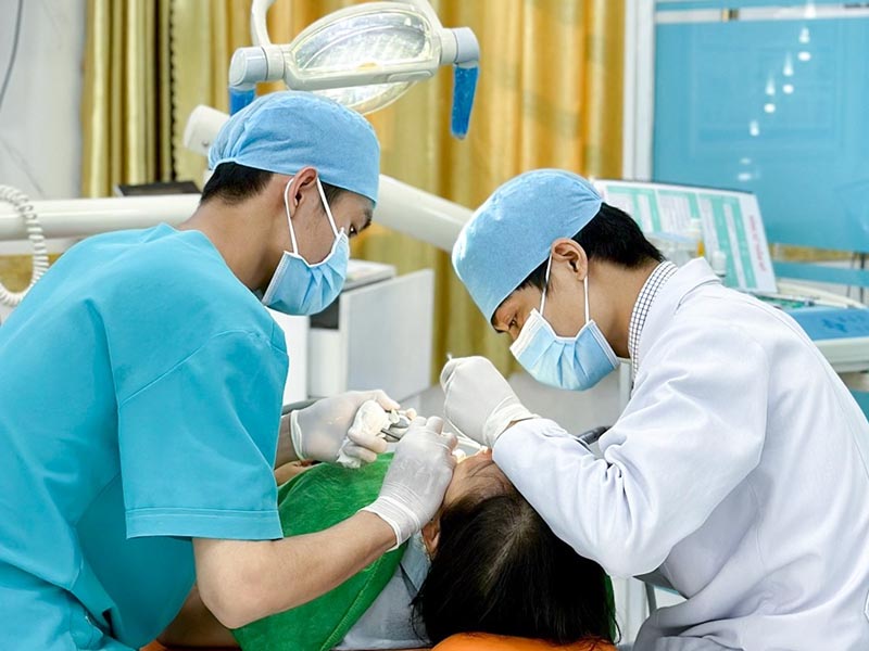Tại Nha khoa Asia có đội ngũ Y bác sĩ dày dặn kinh nghiệm chuyên môn