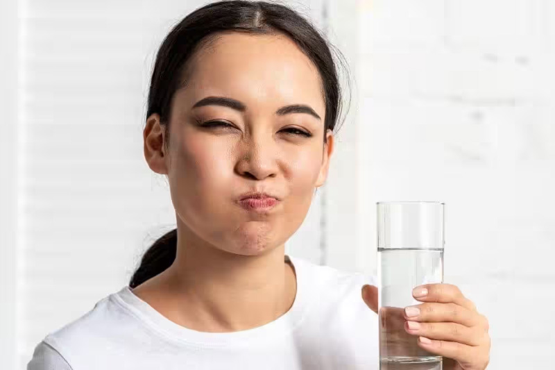 Súc miệng bằng nước muối giúp diệt khuẩn và tăng sức đề kháng cho khoang miệng